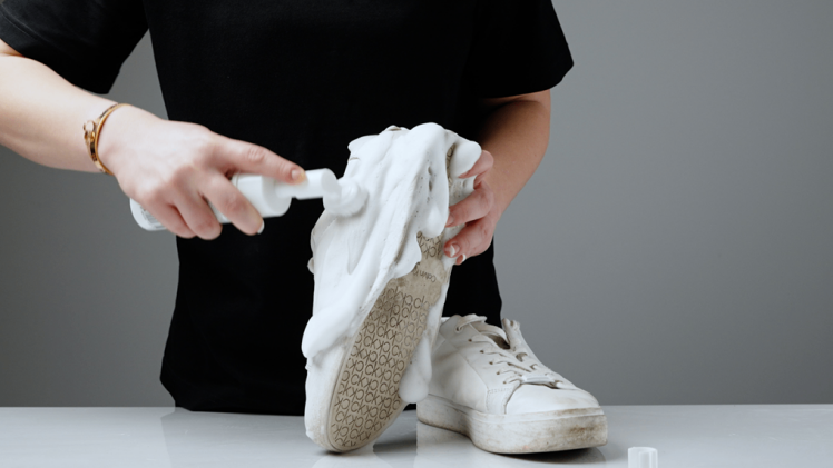 راهنمای مراقبت از چرم سفید؛ چگونه کفش و کیف سفید را تمیز و سالم نگه داریم؟